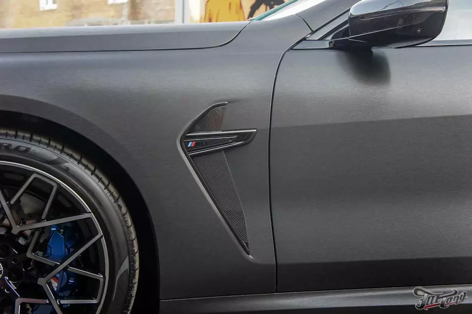 BMW M8 competition. Оклейка кузова в шлифованный алюминий с обработкой керамикой для плёнок. Обработка керамикой белого салона и жёлтые ремни безопасности!